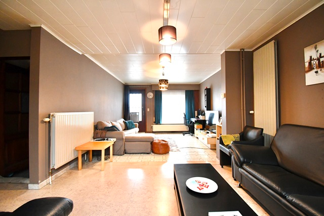 Ruime gesloten bebouwing met 3 slaapkamers, garage en stallen - foto 3