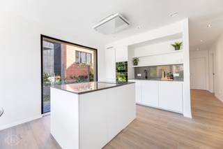 Dit prachtige gelijkvloerse nieuwbouwappartement biedt een unieke combinatie van comfort, ruimte en een strategische ligging. Met een bewoonbare oppervlakte van 105 m² en een westelijk georiënteerde tuin van maar liefst 180 m², is dit de ideale woonst voor wie houdt van zowel binnen- als buitenruimte. Bij binnenkomst betreedt u de lichtrijke leefruimte met open keuken, waar grote raampartijen zorgen voor een overvloed aan natuurlijk licht en zicht op de tuin. De keuken is stijlvol afgewerkt en voorzien van alle nodige inbouwtoestellen. Dankzij de energiezuinige warmtepomp en vloerverwarming geniet u hier van een duurzaam wooncomfort. Het appartement beschikt over twee ruime slaapkamers, een moderne badkamer, een apart gastentoilet en een praktische opbergruimte. De badkamer is voorzien van twee wastafels, een ligbad en een inloopdouche. Extra troeven zijn de aparte ingang, zonnepanelen, een fietsenstalling en een autostaanplaats met aansluiting voor elektrische wagens. De ligging is een absoluut pluspunt: op een boogscheut van het Provinciaal Domein van Kessel-Lo en vlak bij het centrum, openbaar vervoer, winkels en sportfaciliteiten. Hier woont u in een rustige omgeving met alle voorzieningen binnen handbereik. Dit instapklare nieuwbouwappartement is beschikbaar vanaf 5 januari en wordt verhuurd voor €1500 per maand, met nutsvoorzieningen op eigen naam en zonder gemeenschappelijke kosten. Interesse? Contacteer ons via 016 15 37 11 / info@homies.be.