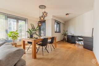 <p>In het landelijke en rustige Sint-Amands vinden we dit ruim appartement terug, gelegen op de gelijkvloerse verdieping van de residentie Scheldemolens. Het appartement beschikt over een uitstekende locatie, op wandelafstand van scholen, winkels en openbaar vervoer. Bovendien bevindt het appartement zich vlak aan de Schelde, waar je een aangename wandeling kan gaan maken.<br /><br />Via de inkomhal met ingemaakte kasten, bereiken we enerzijds het gastentoilet en anderzijds de ruime leefruimte met aansluitend een volledig geïnstalleerde keuken. De keuken werd recent vernieuwd en zal ook nog volledig afgewerkt worden. Verder biedt de keuken de toegang naar een praktische berging.<br /><br />Verder vinden we drie slaapkamers terug waarvan één met aansluitend een badkamer voorzien van douche in bad en dubbele lavabo. De tweede badkamer is voorzien van een douche en lavabo. Een tweede toilet kunnen we terugvinden in de nachthal. <br /><br />De raampartijen in de leefruimte geven toegang tot het terras aan de voorkant.<br /><br />Het appartement beschikt over een tweede terras. Vanop dit terras heb je zicht op de gemeenschappelijke tuin.<br />Genieten van een aperitief was nog nooit zo aangenaam.<br /><br />Heb je interesse in dit gelijkvloers appartement met drie slaapkamers en twee terrassen?<br />Neem gerust contact op via roy@julimmo.be of 0498 62 74 71.</p>