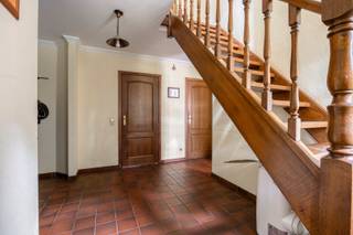 Deze ruime, instapklare woning met vier slaapkamers is rustig gelegen op een perceel van 6102 m², midden in het groen. Hier geniet je van absolute rust en privacy, terwijl alle voorzieningen en goede verbindingswegen zich toch op korte afstand bevinden. De omliggende gemeenten zijn bovendien vlot bereikbaar.<br /><br />Indeling:<br />We betreden de woning via een ruime inkomhal, die toegang biedt tot een apart gastentoilet, een bureauruimte en de lichtrijke woonkamer met een gezellige houtkachel. Aansluitend bevindt zich een recente, volledig ingerichte keuken.<br />Verder vind je op het gelijkvloers een berging/wasplaats, een dubbele garage (momenteel ingericht als hondentrimsalon) en een badkamer met douche, toilet en aansluitingen voor wasmachine en droogkast.<br />Op de eerste verdieping zijn er vier ruime slaapkamers, een badkamer met ligbad, dubbele lavabo en toilet, en een zolderruimte die kan dienen als extra slaapkamer, hobbyruimte of berging.<br /><br />Buitenruimte:<br />Het ruime perceel van 61a 2ca biedt tal van mogelijkheden. Achteraan de woning is er een gezellig overdekt terras, perfect om te genieten van het uitzicht op de omliggende natuur. Verder vind je op het terrein een bijgebouw dat momenteel is ingedeeld met hondenrennen, een kantine met toilet en een opslagruimte. Vooraan is er voldoende parkeerruimte en een overdekte staanplaats.<br /><br />Troeven:<br />- Instapklare woning<br />- Energiezuinig (EPC-label B)<br />- Ideaal voor een hondenkennel of paardenliefhebbers<br />- Unieke ligging met vlotte bereikbaarheid (N71)<br />- 4 slaapkamers + mogelijkheid tot 5de<br /><br />Voor meer info of een bezoek contacteer ons via info@vastengoed.be of via 014/72 73 74.<br /><br />Wenst u een gratis schatting van uw eigendom? Contacteer ons via 014/72 73 74.