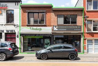 Op een uiterst commerciële toplocatie in het centrum van Wommelgem bevindt zich dit karaktervol handelshuis met twee handelspanden én een...