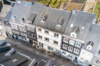 We Invest Malmedy presenteert u vandaag een zeldzame kans in het hart van het centrum: een voormalig hotel met een groot potentieel voor rendement...