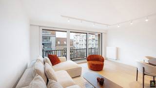 In het centrum van Knokke, op de levendige Lippenslaan, bevindt zich dit breed en lichtrijk appartement met twee volwaardige slaapkamers. De...