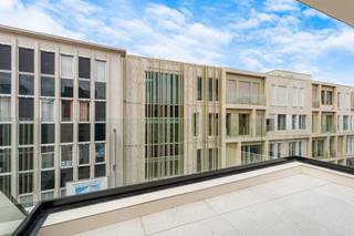 In het centrum van Heist vinden we deze recent gerenoveerde penthouse te koop. Het appartement bevindt zich op de bovenste verdieping en combineert een zee aan licht met een absolute toplocatie. Gelegen op een steenworp van het strand, het bruisende Heldenplein, diverse winkels en het openbaar vervoer, geniet u hier van het comfort van de stad en de rust van de zee. Dankzij de strategische ligging is alles vlot te voet bereikbaar.Bij het betreden van de leefruimte valt meteen de enorme hoeveelheid natuurlijk licht op. De grote raampartijen zorgen voor een open en luchtig gevoel dat naadloos aansluit bij de hoogwaardige afwerking. De volledig uitgeruste keuken is voorzien van alle moderne inbouwapparatuur en nodigt uit tot gezellig koken. Vanuit de woonkamer stapt u zo het ruime, zonovergoten terras op, de ideale plek om te ontspannen en te genieten van mooie zomerdagen.De slimme indeling van dit appartement biedt optimale privacy. Op het leefniveau bevindt zich de masterbedroom met ensuite badkamer uitgerust met een inloopdouche, een dubbele wastafel en een heerlijk ligbad. Via de trap bereikt u de verdieping, waar de tweede slaapkamer is gesitueerd. Deze slaapkamer is voorzien van een inloopdouche met wastafel en ingemaakte kasten. Knap aanbod voor wie op zoek is naar een luxueus appartement in Knokke-Heist vlakbij het strand! Het EPC dateert nog van voor de renovatie.Contacteer Arne Vandierendonck voor meer informatie of een bezoek op 0493 25 35 85.Bestuursmaatregelen in het maatregelenregister: nee