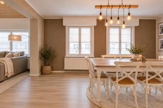 Ruime gezinswoning, tuin en vergunning voor een nieuw atelier in Veldegem<br /><br />Wonen en ondernemen op één adres, met ruimte om uw zaak verder uit te bouwen. Dit handelspand aan de Koning Albertstraat in Veldegem combineert een brede, opvallende gevel met een verzorgd woongedeelte, vijf slaapkamers en een tuin. De eigendom ligt op een perceel van 438 m²en beschikt over een toegekende omgevingsvergunning voor de vernieuwing en uitbreiding van de slagerij.<br /><br />Aan de straatzijde bevindt zich de ingerichte winkelruimte met een lange koeltoonbank. Achteraan sluiten de werkruimtes en professionele koelcellen aan, aangevuld met een personeelsruimte met kitchenette. De commerciële ligging en de brede voorgevel geven uw zaak een goede zichtbaarheid.<br /><br />Vergunde uitbreiding met nieuw atelier<br /><br />Op 7 mei 2026 verleende de deputatie een omgevingsvergunning onder voorwaarden. Het goedgekeurde ontwerp voorziet in:<br /><br />* De sloop van het bestaande slagersatelier van 113,14 m² en de bouw van een nieuw atelier van 187,43 m².<br />* Een nieuwe indeling met koelcellen, opslag, bureauruimte en verwerkingsruimtes.<br />* De interne verbouwing van de bestaande winkel.<br />* Een vernieuwde gevelafwerking met gekaleide gevelstenen, zwart aluminium schrijnwerk en houten accenten.<br />* De heraanleg van de buitenruimte met terras, gazon en een voorziening voor regenwaterinfiltratie.<br /><br />Ook het woongedeelte heeft heel wat te bieden. De lichtrijke leefruimte combineert een gezellige zithoek met een ruime eetplaats. Warme tinten en een verzorgde afwerking zorgen voor een huiselijke sfeer. De uitgeruste keuken beschikt over een lang werkblad, veel kastruimte, ingebouwde toestellen en een praktische ontbijtbar.<br /><br />Met vijf volwaardige slaapkamers, een badkamer met ligbad, stoomdouche en dubbele wastafel, een wasplaats en zolderberging is er voldoende ruimte voor het gezin. De ruime inkomhal biedt bovendien plaats voor fietsen.<br /><br />In de huidige inrichting beschikt de eigendom over een afgeschermd terras en een omsloten tuin. Een garage, zonnepanelen en een warmtepomp vervolledigen het geheel. De eigendom werd grondig gerenoveerd in 2004.<br /><br />Dankzij de vlotte verbindingen naar de invalswegen en autosnelweg is het pand goed bereikbaar voor zowel bewoners als klanten.<br /><br />Meer weten over de eigendom of de vergunde plannen? Contacteer Simon via 0498/123.708 of simon@vicusvastgoed.be en plan uw bezoek.<br /><br />
<p>Enkele afbeeldingen werden visueel aangepast en dienen uitsluitend ter illustratie en inspiratie. Ze tonen een mogelijke inrichting, afwerking of invulling en stemmen niet noodzakelijk overeen met de huidige of vergunde toestand. Eventuele aanpassingen of uitvoeringen dienen steeds vooraf stedenbouwkundig te worden afgetoetst.</p>