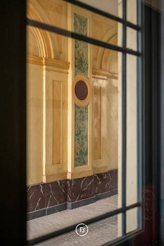 Tussen de mooiste kerk van Brugge, de Walburgakerk, en het Europacollege situeert zich dit exclusief woonappartement. Het geniet royale woongelegenheden, hoge plafonds, historische elementen zoals statige molurus en lederen wandbekleding. Het is niet moeilijk om lyrisch te worden over de troeven van deze monumentale eigendom.<br />Het appartement situeert zich op het gelijkvloers niveau van de Res. Huis Van Hamme en geniet een bewoonbare oppervlakte van maar liefst 221 m², 31 m² aan terras, een privé inkomhal, gashaarden, royaal salon, een volledig geïnstalleerde keuken (Obumex), 2 slaapkamers (of bureel), privé afgesloten garagebox en een extra berging.<br /><br />Het geniet een high -end afwerking (Obumex) en biedt tal van mogelijkheden (residentieel appartement; kantoor).