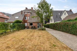 Deze centraal gelegen HOB nabij invalswegen op circa 397 m² biedt verschillende mogelijkheden.Inkomhal met apart toilet en handlavabo. De ruime...