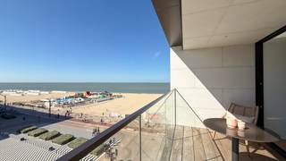 <p><strong>Exclusief 3-slaapkamerappartement met zeezicht in residentie ONE CARLTON – Knokke-Zoute</strong></p>
<p>Midden op de iconische <strong>“Place M’as-tu vu”</strong>, dé place to be van Knokke Zoute, bevindt zich dit <strong>prestigieuze appartement</strong> in de <strong>befaamde residentie</strong> "<strong>One Carlton"</strong>. Een zeldzame parel die niet alleen uitblinkt in locatie en uitstraling, maar ook behoort tot <strong>één van de weinige residenties in het Zoute met een eigen zwembad, fitness en sauna.</strong></p>
<p>Binnen ontdekt u een lichtrijke leefruimte met grote raampartijen die het <strong>adembenemende panorama over de Noordzee</strong> en het bruisende Knokke maximaal tot zijn recht laten komen. Het <strong>overdekte zonneterras</strong> vormt de perfecte plek om te genieten van de <strong>Zoute sfeer</strong>, elk seizoen van het jaar.</p>
<p>De open leefkeuken met ontbijthoek is stijlvol geïntegreerd en uitgerust met hoogwaardige toestellen. Een ingebouwd Sonos-surroundsysteem zorgt voor een vleugje discrete luxe in elke ruimte.</p>
<p>De master suite is een elegante oase met ingemaakte kasten en een badkamer met inloopdouche. Twee bijkomende slaapkamers, eveneens met maatwerkkasten, bieden gasten of familie alle comfort. Een tweede luxueuze badkamer met inloopdouche, lavabomeubel en toilet vervolledigt het geheel.</p>
<p>Als extra troef beschikt het appartement over een <strong>ruime garagebox</strong> in de residentie (mits meerprijs).</p>
<p>Dit appartement ademt de <strong>essentie van het Zoute</strong>: <strong>stijlvol, exclusief en kosmopolitisch</strong> – de ultieme plek om te genieten van alles wat Knokke zo uniek maakt.</p>