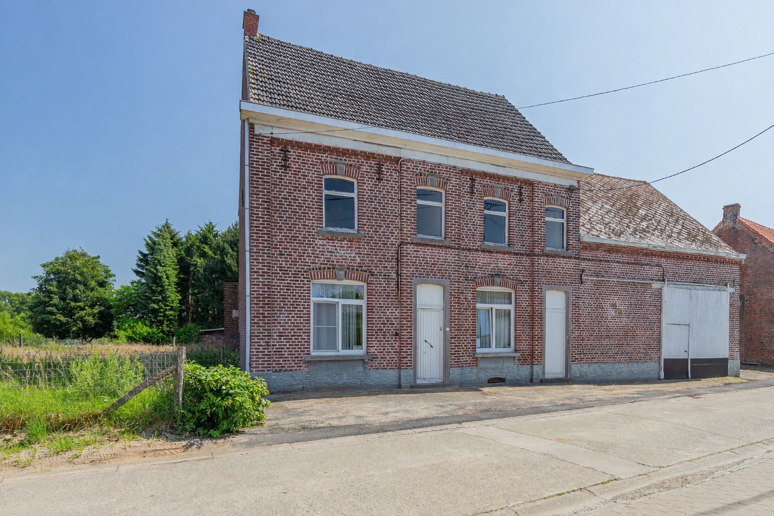 ST-LIEVENS-ESSE – Karaktervolle burgerwoning met ateliers op unieke landelijke locatie - foto 1