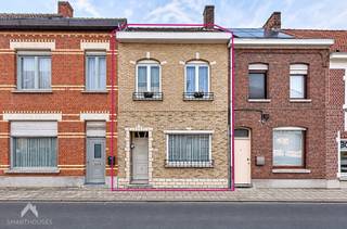 <p>Centraal gelegen woning met heel wat renovatiemogelijkheden, op wandelafstand van de Markt, winkels, scholen, diensten, sportfaciliteiten en het openbaar vervoer. De woning omvat een inkomhal, een aangename leefruimte met eet- en zithoek en een ruime leefkeuken voorzien van alle comfort.</p>
<p>Verder zijn er een badkamer met douche, lavabo en toilet, een kelder en een veranda met directe toegang tot de gezellige stadstuin. Achteraan bevindt zich een garage met sectionale poort, bereikbaar via de achtergelegen wegel.</p>
<p>Op de eerste verdieping bevinden zich momenteel twee slaapkamers. Via een vaste trap bereikt u de ruime zolderverdieping, die mits inrichting mogelijkheden biedt voor twee extra slaapkamers, een hobbyruimte of bureau. Een interessante eigendom voor wie een woning naar eigen smaak wil renoveren en centraal wil wonen.</p>
<p>Extra troeven:</p>
<ul>
<li>Garage met sectionale poort</li>
<li>Bereikbaar via achtergelegen wegel</li>
<li>Kelder</li>
<li>Ruime zolder met mogelijkheid tot 2 extra kamers</li>
<li>Gezellige stadstuin</li>
<li>Heel wat renovatiepotentieel</li>
<li>Uiterst centrale ligging</li>
<li>Wandelafstand van scholen, winkels en diensten</li>
<li>Nabij openbaar vervoer en sportfaciliteiten</li>
</ul>
<p>Deze woning is te koop ZONDER makelaar via het concept van Smart Houses! Wenst u verdere inlichtingen of een bezoek? Contacteer rechtstreeks de eigenaar via 0475258079</p>