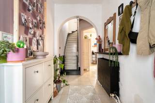Cherchez-vous maintenant cette maison prête à emménager dans un bon emplacement, électricité conforme et 3 chambres ? Cette maison combine le calme d’une rue paisible avec un accès direct aux routes principales et à l’autoroute. Agencement : Rez-de-chaussée : - Hall d'entrée - Séjour - Cuisine - Salle de bain avec lavabo et douche Premier étage : - Hall de nuit - 2 chambres Grenier : - Chambre Particularités : - Électricité conforme - Passage latéral pour vélos et poubelles - Quartier calme - Toiture rénovée - Salle de bain rénovée Êtes-vous intéressé par cette maison près des grands axes dans une rue calme ? Planifiez dès aujourd'hui votre visite via le lien ( ) ou contactez directement Robbe via robbe.van.der.cammen@albert.immo ou 0498 26 28 49.