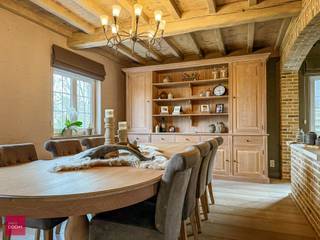 Mooie eigendom in rustige straat. Bestaande uit een inkomhall, grote living met eetplaats en zitplaats (inbouwcassette), ingerichte keuken,...