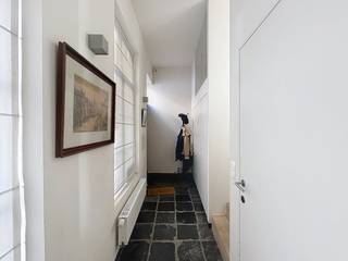 Heerlijk ruim en licht wonen in Brugge – mét tuin en eigen garage!<br />Zoek je een echt groot huis in het centrum van Brugge waar je de ruimte hebt, maar wel lekker rustig woont? Dit is er zo een. Je woont hier supercentraal en dicht bij alles wat de stad te bieden heeft, maar net buiten de drukke toeristenzones. Met drie verdiepingen, een eigen tuin en een garage is dit gewoon een heel fijne en comfortabele plek om te wonen.<br /><br />Het hele huis is voorzien van een mooie parketvloer, wat meteen voor een warme en gezellige sfeer zorgt. Wat ook ideaal is: overal in het huis zijn al slimme inbouwkasten geplaatst. Dat scheelt een hoop gedoe met zware kasten verhuizen en zorgt ervoor dat je spullen meteen netjes opgeruimd zijn.<br /><br />Iedereen die Brugge kent, weet dat parkeren een uitdaging kan zijn. Hier heb je daar geen last van, want het huis heeft een inpandige garage. Je auto staat dus altijd veilig en droog binnen. Heb je daarnaast nog veel spullen, fietsen of een hobby? De grote kelder is perfect als extra opslagruimte. Qua energie zit het met een EPC-label C ook helemaal prima.<br /><br />Algemeen: <br />- Huurprijs: €1.150,00/maand<br />- Beschikbaar vanaf 01/08/2026<br />- inpandige garage <br />- EPC c<br />- Parketvloer over de hele woning<br /><br />De snelste manier om een bezoek te brengen aan dit pand? Vraag je bezoek aan via de roze knop op onze website (www.dewaele.com) en je wordt gecontacteerd door één van onze verhuurexperten.