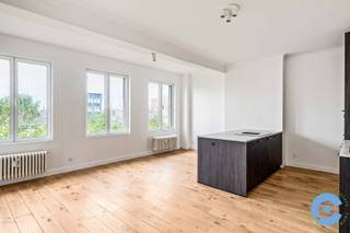 Dit instapklare lichtrijk appartement is gelegen op de vijfde verdieping van een kleinschalig gebouw en heeft een prachtig panoramisch zicht over de stad. Alle stadsvoordelen bevinden zich in de onmiddellijke omgeving van het gebouw. Een ideale uitvalsbasis dus voor de echte stadsmussen! En dit op een A-locatie! <br /><br />Via de inkomhal met apart toilet kom je in de open leefruimte met open ingerichte keuken. De keuken is voorzien van alle comfort. De badkamer beschikt over een inloopdouche, lavabo en aansluiting voor wasmachine en droogkast. <br /><br />De slaapkamers zijn gelegen aan de rustige achterzijde van het gebouw. De grote slaapkamer heeft aanpalend een zuidoost gericht zonneterras. De tweede slaapkamer is perfect als gastenkamer, bureau of dressing. Ook hier is aanpalend een klein balkon. <br /><br />Als fijne extra heeft het appartement in de kelder nog een aparte privatieve berging.<br /><br />Een aantal troeven op een rijtje: A-locatie, terras, volledig gerenoveerd, nieuwe ramen, instapklaar, onmiddellijk beschikbaar, gunstig EPC, ... <br /><br />Graag een bezoek ter plaatse? Bel Dries op 0470/107 217 <br />