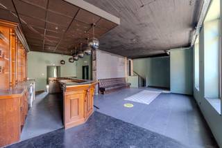 <strong>Investeren of ontwikkelen in het centrum van Zoersel? Dit veelzijdig vastgoedaanbod op een perceel van 1.112 m² met 26 m straatbreedte biedt tal van mogelijkheden.</strong><br /><br />De eigendom omvat twee verhuurde woningen (2 slaapkamers, asbestvrij, EK conform, EPC C) én een karaktervol handelshuis, vrij van brouwer, met een horecaruimte inclusief authentieke toog, sanitair en een bovenliggend appartement met 2 slaapkamers. In totaal dus 3 units.<br /><br />Achteraan bevindt zich een ruime private parking — een absolute troef op deze centrale locatie.<br /><br />Ideaal als opbrengsteigendom met direct rendement of als projectgrond met ontwikkelingspotentieel.<br /><br />Interesse? Contacteer FLOR Vastgoed voor meer informatie of een bezichtiging.