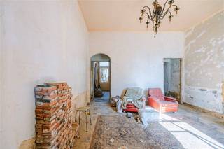 SINT-NIKLAAS - Op zoek naar een te renoveren woning te koop in het centrum van Sint-Niklaas? Dan is dit pand misschien iets voor u. Deze woning is...