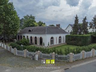 <span><strong>VRIJSTAANDE VILLA MET 3 SLAAPKAMERS OP EEN PERCEEL VAN 11A 80CA TE MAASEIK<br /><br />TROEVEN<br /></strong>- Rustige en kindvriendelijke ligging nabij het centrum van Maaseik.<br />- Grote inkomhal en royale leefruimte met een imposante en authentieke marmeren schouw als blikvanger.<br />- Prachtige karaktervolle hoge binnendeuren in massief hout.<br />- Mogelijkheid voor kantoor of praktijk aan huis.<br />- Volledig uitgeruste moderne keuken.<br />- Alles gelegen op het gelijkvloers: ideale levensloopwoning!<br />- 2 badkamers.<br /><span>- Energielabel C: energiezuinige woning!</span><br />- Volledig omheinde tuin met overdekt terras.<br /><strong><br />KELDERVERDIEPING -01(15,39 m²)<br /></strong>- Kelderruimte (2,39 m x 6,44 m = 15,39 m²): verwarmingsketel, kruipkelder.<strong><br /><br />GELIJKVLOERS 00 (276,20 m²)<br /></strong>- Inkomhal (5,99 m x 6,13 m = 36,71 m²): parketvloer.<strong><br /></strong>- Kleine inkom (4,20 m x 3,37 m = 14,15 m²): parketvloer.<br />- Woonkamer (6,00 m x 2,40 m + 7,20 m x 10,00 m= 86,40 m²): marmeren schouw, parketvloer.<br />- Keuken (7,17 m x 3,34 m = 23,94 m²): keukenwand 1 (onderkasten, lades, werkblad, oven en microgolfoven), keukenwand 2 (onderkasten, lades, dubbele spoelbak, inductiekookplaat, dampkap en vaatwasser), tegelvloer.<br />- Toilet (2,05 m x 1,05 m = 2,15 m²): hangtoilet, wasbakje, parketvloer.<br />- Wasruimte (2,24 m x 2,81 m = 6,29 m²): hoekbad met douche, aansluiting wasmachine en droogkast, volledig betegeld, tegelvloer.<br />- Berging (2,81 m x 2,27 m = 6,37 m²): tegelvloer.<br />- Nachthal (0,97 m x 2,90 m = 2,81 m²): parketvloer.<br />- Vestiaire (1,16 m x 3,47 m = 4,02 m²): parketvloer.<br />- Badkamer 1 (2,67 m x 4,26 m = 11,37 m²): dubbele lavabo, onderkast, bovenkast, jaccuzi ligbad met douche, zittoilet, tegelvloer.<br />- Slaapkamer 1 (4,47 m x 6,00 m = 26,82 m²): parketvloer.<br />- Slaapkamer 2 (4,20 m x 6,00 m = 25,20 m²): parketvloer.<br />- Slaapkamer 3 (3,30 m x 6,48 m = 21,38 m²): parketvloer.<br />- Badkamer 2 (1,43 m x 2,43 m + 0,92 m x 1,54 m = 4,88 m²): dubbele lavabo in marmer, douche, zittoilet, volledig betegeld, tegelvloer, toegang tot slaapkamer 3.<br />- Achtersas (1,00 m x 3,71 m = 3,71 m²): toegang tot slaapkamer 3 en de kelder.<br /><br /><strong>VERDIEPING</strong> <strong>+01</strong><br />- Zolderruimte.<br /><br /><strong>EXTERIEUR</strong><br />- Volledig omheinde tuin.<br />- Overdekt terras (4,00 m x 3,00 m = 12,00 m²).<span><br /></span><br />Bekijkt u deze advertentie via een aanverwante vastgoedsite, surf dan zeker naar onze website <strong>www.N78vastgoed.be</strong> voor een uitgebreide beschrijving en foto's. <strong>Meer info: +32 (0)89 86 18 88 of info@N78vastgoed.be.</strong></span>