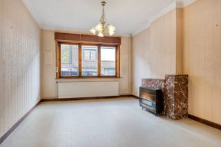 Deze te renoveren woning is gelegen in een rustige straat nabij het Heuvelhofpark en slechts 10 minuten fietsen van Leuven centrum. <br /><br />Indeling is als volgt:<br />We betreden de woning via de inkomhal die uitkijkt op de trap naar de eerste verdieping. Links van de inkomhal bevindt zich de lichtrijke leefruimte met authentieke elementen. Achter de leefruimte vinden we de keuken. Naast de keuken vinden we een praktische berging met aansluiting voor wasmachine en droogkast als ook een toilet. Via de keuken bereiken we de veranda, die een mooi zicht biedt op de aangename en zuid georiënteerd tuin. <br /><br />Via de trap bereiken we de eerste verdieping, waar zich de nachthal bevindt. Verder zijn er 3 slaapkamers en een badkamer met bad, enkel lavabo en toilet. <br /><br />Op de tweede verdieping vinden we de 4de slaapkamer en een extra ruimte.<br /><br />Verder beschikt de woning over een ruime kelder.<br /><br />Tot slot hebben we de gezellige tuin, terras en tuinhuis!<br /><br />Elektriciteit is niet conform. Verwarming is op aardgas.<br /><br />Voor meer info of een bezoek ter plaatste, mag u ons steeds contacteren!