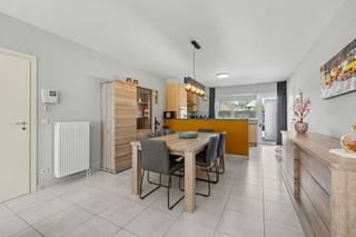 <p><span>Instapklaar gelijkvloers appartement met twee slaapkamers en autostaanplaats (96 m</span><span><sup>2</sup></span><span>)</span></p><p><span> </span></p><p><span>Dit betreft een lichtrijk appartement uit 2003 voorzien van alle comfort, op de gelijkvloerse verdieping van een klein gebouw.</span></p><p><span>Het ruime appartement beschikt over een autostaanplaats en twee slaapkamers. </span></p><p><span>De uitstekende ligging nabij de vernieuwde Houtvoorsite, de rustige residentie en de gunstige attesten zijn slechts enkele van de troeven.</span></p><p><span> </span></p><p><span>INDELING</span></p><p><span>Inkomhal.</span></p><p><span>Apart toilet.</span></p><p><span>2 comfortabele slaapkamers op laminaat. </span></p><p><span>Leefruimte met open keuken en toegang tot buitenruimte en autostaanplaats. </span></p><p><span>Hedendaagse keuken, voorzien van alle comfort. </span></p><p><span>Badkamer uitgerust met lavabomeubel, douche en bad.</span></p><p><span>Berging met aansluitingen voor wasmachine en droogkast.</span></p><p><span> </span></p><p><span>EXTRA<br /></span><span>Bouwjaar 2003.</span></p><p><span>Individuele CV op gas.</span></p><p><span>Elektriciteit conform.</span></p><p><span>Gunstige EPC score.</span></p><p><span>PVC ramen met dubbele HR beglazing. </span></p><p><span>Inclusief autostaanplaats.</span></p><p><span>Gelegen op wandelafstand van de vernieuwde Houtvoortsite (via Pottersdreef). </span></p><p><span>Vlotte verbindingsmogelijkheden via E34 Antwerpen-Gent en lokale invalswegen.</span></p><p><span> </span></p><p><span>EPC: 145 kWh/m</span><span><sup>2</sup></span></p><p><span>(Wg, Vg, Vv, Gvkr, Gmo)</span></p><p><span> </span></p>