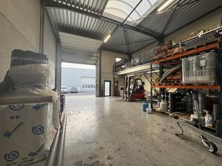 Ruime loods van 163 m² met uitstekende voorzieningen te huur - gelegen in de PathoekewegDeze functionele loods van 163 m² biedt een ideale ruimte...