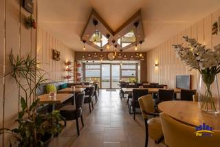 Op een topligging aan de Zeedijk van Westende bevindt zich dit ruime handelspand met panoramisch zeezicht en jaarlijks terugkerend zonneterras. Het pand werd gedurende meer dan 40 jaar succesvol uitgebaat als restaurant “St. James” en biedt vandaag tal van commerciële mogelijkheden.<br />De gelijkvloerse verdieping beschikt over een bruikbare oppervlakte van ca. 197 m² en omvat een ruime gelagzaal met geïnstalleerde bar, een lichtrijke veranda met een gevelbreedte van 5 meter en prachtig zicht op zee, alsook een aparte leveranciersingang. Binnen zijn er zitplaatsen voorzien voor ongeveer 100 personen.<br />De benedenverdieping omvat een volledig ingerichte professionele keuken met goederenlift, technische ruimte, koelcel, twee praktische bergingen en een sanitaire blok.<br />Dankzij de uitstekende ligging en de royale oppervlakte is dit pand geschikt voor diverse doeleinden zoals restaurant, handelszaak, winkelruimte, tearoom, vergaderruimte of andere commerciële activiteiten. Er is ook de mogelijkheid om de achterzijde om te bouwen tot garageboxen. <br /><br />Extra troeven:<br />Jaarlijks terugkerend zonneterras op de Zeedijk<br />Panoramisch zeezicht<br />Zeer gunstig EPC-label - B<br />Lage gemeenschappelijke kosten<br />Asbestveilig<br />Vrij bij akte<br /><br />Een unieke opportuniteit voor ondernemers die op zoek zijn naar een commercieel sterk gelegen pand aan de Belgische kust.