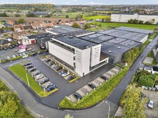 Bâtiment commercial à louer à Deerlijk, composé d'un entrepôt d'environ 3 000 m², d'un espace extérieur pavé d'environ 3 000 m² et de bureaux de 50...
