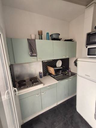 Op zoek naar een lichtrijke studio in het centrum van Antwerpen? Of denkt u aan een investering met een zeer goed rendement? Dan is deze uitstekend gelegen studio nabij het hippe Groen Kwartier en Harmoniepark zeker iets voor u! <br /><br />Gelegen op de 2de verdieping van een verzorgd gebouw met lift, geniet deze studio van een centrale ligging vlak bij het bruisende Groen Kwartier en het centrum van Antwerpen. Dankzij de tramhalte aan het einde van de straat en station Antwerpen-Berchem op slechts 600 meter, bent u steeds vlot verbonden met de rest van de stad en daarbuiten (Mobiscore 9.8/10!). <br /><br />De studio beschikt over een inkomhal met zeer ruime vestiairekast, een aangename woon- en slaapruimte met grote ramen over de volledige gevelbreedte, een keuken met elektrische kookplaat, een terrasje aan de zuid-voorgevel en annex aan de keuken, een badkamer met bad en wastafelmeubel en een afzonderlijke toiletruimte. Daarnaast beschikt u over een private kelderberging. <br /><br />De gemene delen werden de voorbije jaren volledig opgefrist met een vernieuwd dak, vernieuwde en geïsoleerde gevel en terraselementen (2025). De studio zelf werd recent opgefrist met volledig vernieuwde afvoerleidingen, nieuwe radiatoren en nieuwe ramen met dubbel glas. Bovendien beschikt de studio over een conforme elektrische keuring, is ze asbestvrij en behaalt ze een gunstig EPC-label B. <br /><br />De studio is tot op heden reeds enkele jaren verhuurd aan dezelfde persoon. <br /><br /><br />Troeven:<br />• Topligging nabij openbaar vervoer en het bruisende Groen Kwartier<br />• Mobiscore 9.8/10!<br />• Zonnige en lichtrijke studio <br />• Terras zuidgericht<br />• Instapklaar <br />• EPC B<br />• Apart toilet <br />• Private kelderberging <br />• Lift aanwezig <br />• Nieuwe ramen met dubbel glas <br />• Vernieuwde afvoeren en radiatoren <br />• Conforme elektriciteit <br />• Asbestvrij <br /> <br /> <br />Ideaal als starterswoning, voor een student/expat of als interessante toekomst-zekere investering!