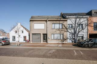 <p>In het centrum van Vremde staat deze karaktervolle, te renoveren woning met een uitzonderlijk grote tuin die meteen uitnodigt om buiten te leven. De keuken biedt een mooi zicht op de tuin. De leefruimtes hebben een warm en open gevoel. Naast de keuken bevindt zich een aparte wasplaats met douchekamer, en aansluitend een inpandige garage. De woning beschikt over drie volwaardige slaapkamers en een ruime badkamer. Daarbovenop is er nog een handige zolder, die mits aanpassing ook nog kan dienen als hobbyruimte of bijkomende kamers. </p><ul><li>EPC-label C</li><li>Ruime tuin</li><li>inpandige garage</li></ul>