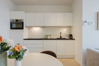 Deze volledig gemeubelde studio voor korte verhuur aan de Leie in Kortrijk is ideaal voor een verblijf tot maximaal 90 dagen. Het interieur is stijlvol ingericht met hoogwaardige meubels, wat zorgt voor een aangenaam en comfortabel verblijf. <br /><br />De studio beschikt over een elegante inkomhal, een lichte en ruime woonkamer met open keuken. Daarnaast is er een overdekt terras. De woning omvat ook een wasberging met wasmachine, een apart toilet en één smaakvol ingerichte slaapkamer met een comfortabel dubbel bed en voldoende opbergruimte voor je kleding. De moderne badkamer is voorzien van een ruime inloopdouche. <br /><br />Gelegen op het 3de verdiep, biedt deze studio rust en privacy. Ondergronds is er een private parkeerplaats beschikbaar, evenals een afgesloten gemeenschappelijke fietsenstalling. <br /><br />De huurprijs is btw-inclusief per maand. Bovendien wordt er een provisie van 79,5 €/maand gerekend voor water, gas, elektriciteit en internet, en 53 €/maand voor de syndic. <br /><br /><br />Waarom deze studio kiezen? <br /><br />-> beschikbaarheid vanaf december 2026<br />-> Volledig gemeubeld <br />-> Centrale en rustige locatie <br />-> Wasmachine aanwezig <br />-> Parkeerplaats inbegrepen <br />-> Perfect voor tijdelijke huisvesting <br />-> Ideaal voor een kort verblijf in Kortrijk <br /><br />Interesse? Vul snel het contactformulier in en we nemen spoedig contact met je op!