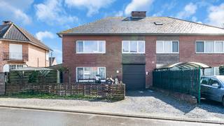 Deze halfopen bebouwing uit 1973 is gelegen in de Korfbalstraat 7 te Koersel en beschikt over een praktische indeling met tal van mogelijkheden. De woning is momenteel verhuurd en heeft reeds verschillende vernieuwingen ondergaan, waaronder de vervanging van de ramen, de isolatie van de zoldervloer en de installatie van een condenserende gasketel. Ook de keuken werd vernieuwd.<br /><br />Op het gelijkvloers bevinden zich de inkomhal, de zithoek, de ingerichte keuken, een apart toilet en de garage. De trap leidt naar de verdieping, waar de nachthal toegang biedt tot drie slaapkamers en een badkamer met lavabo, toilet en douche. Daarnaast beschikt de woning over een zolder die momenteel dienstdoet als bergruimte, maar die mits de nodige aanpassingen verder kan worden ingericht en mogelijkheden biedt om extra slaapkamers te creëren.<br /><br />Buiten beschikt de woning over een voortuin en een overdekt terras. De woning is gelegen in een rustige, residentiële buurt in Koersel, deelgemeente van Beringen, met winkels, scholen en openbaar vervoer op vlotte afstand.<br /><br />Dankzij de praktische indeling, de reeds uitgevoerde vernieuwingen en de uitbreidingsmogelijkheden op zolder is deze woning het ontdekken waard, zowel voor eigen bewoning als voor wie op zoek is naar een investering met verhuurpotentieel.<br /><br /><strong>Troeven van de woning</strong>
<ul>
<li>Ramen vernieuwd na de opmaak van het EPC in 2021.</li>
<li>Zoldervloer geïsoleerd na de opmaak van het EPC.</li>
<li>Condenserende gasketel voor de centrale verwarming.</li>
<li>Vernieuwde keuken.</li>
<li>Zolder met mogelijkheden om verder in te richten en extra slaapkamers te creëren.</li>
<li>Gelegen in een rustige, residentiële buurt in Koersel.</li>
</ul>
<br />