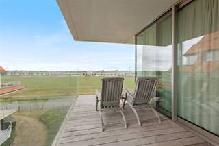 <p><span>Exclusief hoekappartement te koop met 3 slaapkamers en 2 badkamers in het mooiste gebouw van Nieuwpoort ontworpen door de befaamde architecten Govaert &amp; Van Houtte. Op een bijzondere ligging met uniek frontaal zicht op havengeul, maritiem park en de yachthaven van Nieuwpoort. Voorzien van 2 riante terrassen, 1 vooraan, 1 achteraan. Zon van S'morgens tot s'avonds. Subliem afgewerkt met hoogwaardige en bijzonder stijlvolle materialen. De vele en grote raampartijen zorgen voor een unieke zon en lichtinval. Maatkasten, gordijnen en verlichting zijn inbegrepen in de verkoop evenals een ondergrondse ruime berging ( B2 ). Mogelijkheid tot aankoop van een ruime garage voor € 75.000. Het appartement bestaat uit een inkomhall, apart toilet, woonkamer, terras, keuken, berging, badkamer met douche, badkamer met ligbad, slaapkamer 1, slaapkamer 2, slaapkamer 3 met unieke prachtige raampartijen, terras achteraan. Als eigenaar kunt U bovenop Uw appartement genieten van  unieke welness faciliteiten gelegen op het gelijkvloers. Voorzien van een sauna, een hamman en een prachtig cooling down bad naast een prachtige zongerichte patio en kleedkamers met douche voor de ultieme ontspanning in Uw eigen Residentie. Een echt droomappartement op een toplocatie in een zeer bijzonder gebouw. </span></p>