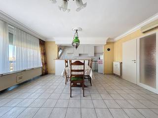 Appartement lumineux situé au centre-ville de Nieuport, offrant un potentiel de rénovation, à quelques pas du quai, de la Grand-Place, des...
