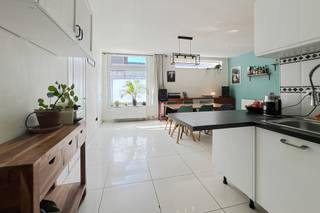 In het hart van Gent staat deze instapklare en <u><strong>grondig gerenoveerde stadswoning</strong></u> te koop — een type eigendom waar vandaag bijzonder veel vraag naar is.<br /><br /><u><strong>De woning werd de voorbije jaren doordacht vernieuwd</strong></u>, met onder meer een vernieuwd dak, gevels, ramen, verwarming en badkamer. Dankzij deze investeringen geniet je vandaag van een <u><strong>gunstig EPC-label C</strong></u> — een belangrijke troef.<br />Binnenin kom je terecht in een <u><strong>aangename leefruimte met open keuken</strong></u> en praktische berging.<br />Daarnaast beschikt de woning over een handige <strong><u>kelder</u></strong>, ideaal voor wasvoorzieningen en extra stockage.<br /><br />Op de eerste verdieping vind je een <u><strong>ruime slaapkamer</strong></u> en een <u><strong>recente badkamer</strong></u>.<br />De tweede verdieping biedt <u><strong>nog twee bijkomende slaapkamers</strong></u>, die je verder kan afwerken of opfrissen naar eigen smaak.<br /><br />Er is geen terras of tuin aanwezig, maar de centrale ligging maakt dit ruimschoots goed: parken, groen en gezellige terrassen bevinden zich op wandelafstand!<br /><br />I<u><strong>nstapklaar, energiezuinig en centraal gelegen — dit type woning is zeldzaam en bijzonder gegeerd.</strong></u><br /><br /><strong>Interesse? Plan vandaag nog je bezoek: GSM 0476 62 30 37 of alexander@ocvastgoed.be</strong><br /><br />CV: aardgas (vernieuwd in 2021)<br />EPC: 296 kWh/m² (C-label) / Bruto vloeroppervlakte: 123 m² (volgens het EPC-attest) /Oppervlakte perceel: 39 m² <br />Stedenbouwkundige inlichtingen: bouwvergunning, geen verkavelingsvergunning, woongebied met cult., historische en/of esthetische waarde, voorkooprecht, geen rechterlijke herstelmaatregel of bestuurlijke maatregel opgelegd.<br />Geen overstromingsgevoelig gebied. G-score: B. P-score: B.<br />Geen renovatieverplichting.
