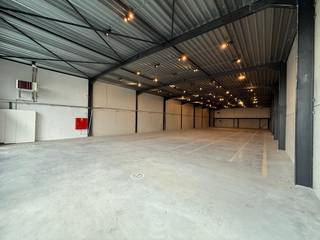 Multifunctioneel showroom- of handelspand van 655 m², fantastisch gelegen langs de Staatsbaan (N9) in Maldegem met vlotte verbinding naar Eeklo,...