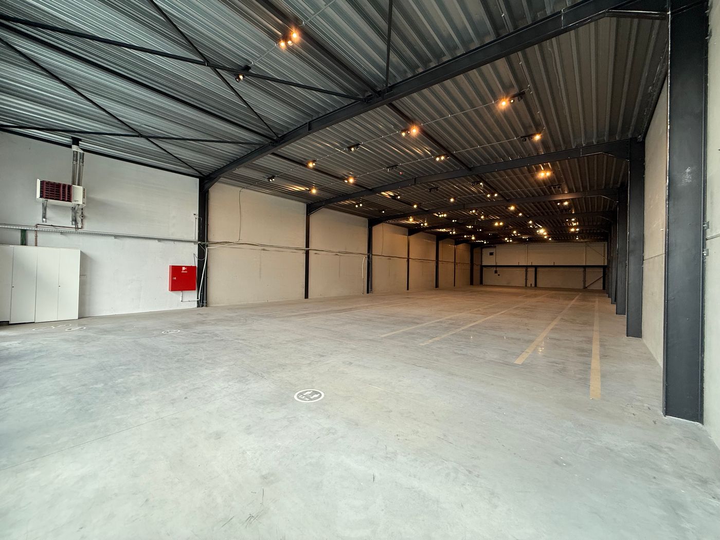 Showroom/handelspand van 655 m² te huur langs de Staatsbaan Maldegem - photo 2