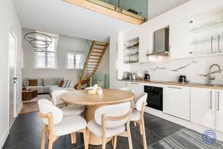 <p><span>Informatie Appartement</span></p><p><span>Ervaar exclusief wonen in dit uitzonderlijk duplexappartement, waar luxe, ruimte en licht harmonieus samenkomen. Gelegen in een stijlvol gerenoveerd herenhuis (2023) op de gegeerde Amerikalei, biedt deze unieke woonst een zeldzame combinatie van karakter en hedendaags comfort. De indrukwekkende leefruimte met een plafondhoogte tot meer dan 5 meter creëert een ongeëvenaard gevoel van openheid en elegantie. Aansluitend vindt u een hoogwaardige open keuken, uitgerust met Siemens toestellen en ontworpen voor wie houdt van kwaliteit en verfijning. Met drie volwaardige slaapkamers, waaronder een royale master met en-suite badkamer en dressing mogelijkheden, geniet u hier van optimaal wooncomfort. De tweede slaapkamer beschikt over een rustig balkon, terwijl het zonovergoten dakterras van ca. 18 m² dé plek is om te ontspannen in alle privacy, met aangename avondzon dankzij de west oriëntatie. Dit appartement is bovendien uitgerust met energiezuinige l/l warmtepompen (verwarming én koeling), zonnepanelen en een ventilatiesysteem, wat zorgt voor een duurzaam en comfortabel binnenklimaat (EPC A). Een unieke opportuniteit voor wie luxueus en stijlvol wil wonen op toplocatie, op wandelafstand van het bruisende Zuid.</span></p><p><span> </span></p><p><span>Indeling</span></p><p><span>2de verdieping</span></p><ul><li><span>Royale, lichtrijke master bedroom (± 25 m²) met en-suite badkamer en ruimte voor een volwaardige dressing</span></li><li><span>Elegante nachthal met ingemaakte kasten en stijlvolle houten trap naar de bovenverdieping</span></li><li><span>Tweede slaapkamer (± 13 m²) met directe toegang tot een knus, rustig gelegen balkon (± 3 m²)</span></li><li><span>Derde slaapkamer (± 10 m²), ideaal als kinder-, logeer- of bureauruimte</span></li><li><span>Ruime, praktische berging met aansluitingen voor wasmachine en droogkast</span></li><li><span>Moderne badkamer met stijlvol lavabomeubel, spiegelkast en luxe inloopdouche met massagestralen</span></li><li><span>Apart toilet met lavabo</span></li></ul><p><span> </span></p><p><span>3de verdieping</span></p><ul><li><span>Aparte inkomhal met gastentoilet en vestiairekast</span></li><li><span>Indrukwekkende leefruimte met uitzonderlijke plafondhoogte (tot >5 m) en overvloedig licht</span></li><li><span>Open, volledig uitgeruste design keuken met hoogwaardige Siemens toestellen en veel opbergruimte</span></li><li><span>Via de leefkeuken bereikt u het ruim, zonovergoten dakterras (± 18 m²) met prachtig uitzicht en west oriëntatie</span></li><li><span>Toegang tot een ruime mezzanine van ca. 20m², ideaal als bureauruimte</span></li></ul><p><span> </span></p><p><span>Extra's</span></p><ul><li><span>Hoogwaardig vernieuwbouw project, volledig gerenoveerd in 2023</span></li><li><span>Verwarming én koeling via energiezuinige lucht/lucht warmtepompen</span></li><li><span>4 zonnepanelen voor extra duurzaamheid en lagere energiekosten</span></li><li><span>Plafondhoogte tot ca. 5 m voor een uitzonderlijk ruimtelijk gevoel</span></li><li><span>Centrale ventilatie voor optimaal binnenklimaat</span></li></ul><p><span> </span></p><p><span>Algemene Informatie</span></p><ul><li><span>Maandelijkse kosten: geschat op 30 euro/maand (onderhoud en verbruik van de gemeenschappelijke delen, verzekering, enz.)</span></li><li><span>Individuele meters voor elektriciteit en water</span></li><li><span>Geen aansluiting voor gas</span></li></ul><p><span> </span></p><ul><li><span>EPC: label A</span></li><li><span>Elektrische keuring: conform AREI</span></li><li><span>Asbestattest: in aanvraag</span></li></ul><p><span> </span></p><ul><li><span>Aandeel koper in de kostprijs van de basisakte: 1.150 euro incl. btw</span></li></ul><p><span> </span></p><p><span>Gebouw</span></p><ul><li><span>Karaktervol herenhuis met 3 appartementen</span></li><li><span>Lopende regularisatie van het gebouw (aankoop onder opschortende voorwaarde tot het bekomen van deze regularisatie). Er werd een vergunning afgeleverd voor 3 appartementen en een studio</span></li><li><span>Betonnen vloer tussen gelijkvloers en souterrain, overige verdiepingen met houten structuur voorzien van geluiddempende isolatie</span></li><li><span>Centraal rookdetectiesysteem aanwezig</span></li><li><span>Videofoon aanwezig</span></li><li><span>Geen lift</span></li></ul><p><span> </span></p><p><span>Ligging</span></p><ul><li><span>Gelegen op een absolute toplocatie op de Amerikalei, op wandelafstand van het Zuid met zijn bruisende horeca, winkels en musea. Vlotte verbinding naar de Antwerpse ring</span></li><li><span>Mobiscore: 9,6/10 – ideaal voor wie comfortabel en stedelijk wil wonen</span></li></ul><p><span> </span></p><p><span>*De informatie in deze prospect is ter informatieve titel: de kandidaat-kopers moeten hun eigen zaak maken van het verkrijgen, controleren en interpreteren van deze informatie.</span></p><p><span> </span></p><p><span> </span></p>