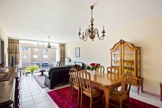 Perfect onderhouden, ruim appartement met grote garage op een toplocatie net buiten het centrum van Leuven.Eerste verdieping: Ruime inkomhal, WC, 3...