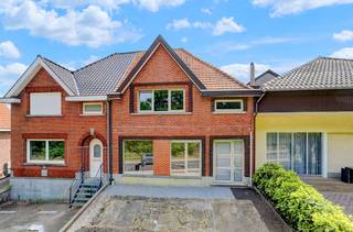 [[ DIT PAND NEEMT DEEL AAN DE ERA OPEN HUIZEN DAG OP 13/6 VAN 16:00 TOT 17:00 ]] 
<p>Te koop: 3 slaapkamerwoning nabij de dorpskern en alle voorzieningen.</p><p><span>Bekijk de woning </span>hier<span> alvast volledig virtueel zowel binnen als buiten.</span></p><p>Deze woning uit 1959 biedt een gunstig EPC-label C, een centrale ligging nabij de dorpskern van Tielt-Winge en uitstekende bereikbaarheid dankzij de nabijheid van openbaar vervoer en de oprit E314. De woonkern biedt scholen, winkels en andere faciliteiten op wandelafstand, waardoor dit huis ideaal is voor gezinnen of koppels die comfort en bereikbaarheid willen combineren.</p><p><br /></p><p>Belangrijkste ruimtes:</p><p>• Woonkamer met gezellige indeling en natuurlijke lichtinval.</p><p>• Eetkamer aansluitend op de woonkamer.</p><p>• Keuken met dubbele spoelbak, keramische kookplaat, elektrische oven en dampkap.</p><p>• Badkamer met enkelvoudige spoelbak en ligbad.</p><p>• Drie slaapkamers met voldoende ruimte.</p><p>• Wasplaats met aansluitingen voor wasmachine en droogkast.</p><p>• Deels onderkelderd met technische ruimte.</p><p>• Zolder voor extra opslag.</p><p><br /></p><p>Troeven:</p><p>• Gunstig EPC-label C.</p><p>• Centrale ligging nabij dorpskern en voorzieningen.</p><p>• Nabij openbaar vervoer en op enkele minuten van de oprit E314.</p><p><br /></p><p>Neem vandaag nog contact op met je ERA-makelaar voor een bezoek.</p><p><br /></p><p>JOUW DROOMHUIS. ZO GEVONDEN!</p>