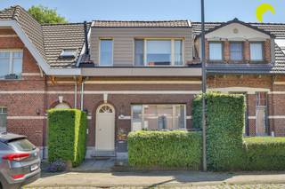 <p><span>Eerste kijkdag op zaterdag 7 november vanaf 10u - inschrijven verplicht. Biedingen mogelijk tot maandag 9november 18u. </span></p><p><span> </span></p><p><span>Deze aantrekkelijke rijwoning met voortuintje en stadstuin is gelegen in de Drabstraat, vlakbij Fort 4 met zijn zomerbar en zwembad.  Ook de sporthal, de Colruyt, fitness en openbaar vervoer (trein, tram, bus) zijn vlakbij.<br /><br /></span></p><p><span>De living/eetplaats op parket oogt ruim en licht dankzij grote raampartijen zowel vooraan als achteraan.  De open keuken, voorzien van alle comfort werd geplaatst in 2023.  Achteraan vinden we een toilet met handenwasser en een aparte berging met aansluiting voor wasmachine en droogkast.</span></p><p><span>De stadstuin is ideaal om tot rust te komen na een drukke werkdag.</span></p><p><span> </span></p><p><span>Op de eerste verdieping vinden we 2 ruime slaapkamers terug, een bureauruimte / babykamer / dressing en een compacte badkamer met wastafel, toilet en bad-douchecombinatie.  Er is ook nog een berging zolder, te bereiken met een trektrap.  De woning is deel onderkelderd op stahoogte.</span></p><p><span> </span></p><p><span>Troeven:</span></p><p><span> </span></p><p><span>. Fijne gezinswoning met stadstuin</span></p><p><span>. instapklaar</span></p><p><span>. Asbestveilig!</span></p><p><span>. AREI conform!</span></p><p><span>. dakisolatie 12 cm</span></p><p><span>. voor- en achtergevel isolatie 8 cm (zie EPC rapport voor alle details)</span></p><p><span>. handige fietsenberging in voortuin</span></p><p><span> </span></p><p><span>Is deze zeer verzorgde rijwoning, vlakbij Fort 4 binnenkort de uwe?</span></p><p><span> </span></p><p><span>EPC: 229 kWh/m²j</span></p><p><span>Oppervlakte volgens meting EPC</span></p><p><span> </span></p><p><span>Plan je bezoek eenvoudig online! Surf naar <span>www.habicom.be</span></span><span>, zoek het betreffende pand en klik op de roze knop 'PLAN EEN BEZOEK'. Je kan ons ook contacteren via 03 449 42 41 of <span>hallo@habicom.be</span></span><span> om een afspraak vast te leggen.</span></p><p><span>Benieuwd naar de waarde van uw woning?  Check het gratis op www.watismijnhuiswaard.be</span></p><p><span> </span></p>