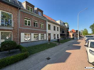 Stijlvol afgewerkt appartement met twee slpks, twee auto-staanplaatsen en terras in het centrum van Gooreind (ca.100m²) Residentie...