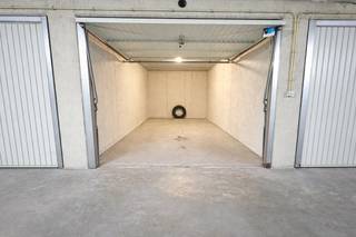 Gesloten garagebox, ideaal gelegen op de Kustlaan in Knokke. Vlot toegankelijk en gelegen op verdieping -2, voorzien van verlichting.Afmetingen van...