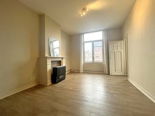 Surf naar www.abricasa.be en plan jouw verhuurafspraak in samen met onze digitale assistente Alice!Geniet van een prachtig appartement in een statig gebouw met bijzondere lichtinval en karakteristieken.Rustig gelegen op de 2de verdieping (enkel trap) in een residentiële wijk in de nabijheid van het centrum en vlakbij alle invalswegen!De gezellige open woonkamer met aanpalende keuken geniet door de hoekligging van een hele namiddag zon. Achteraan bevindt zich de slaapkamer met aanpalende de badkamer, uitgerust van lavabo, douche,toilet en een aansluiting voor een wasmachine.- NIET GEMEUBELD - EPC: 438 kWh/m² UC: 220211123-0002497414-RES-1- Maandelijkse kosten: €70 (1 pers) / €95 (2 pers) bevatten: forfait water en minuterie- Huurwaarborg: 2.385 euro (3 maanden huur)- Beschikbaar: Datum 15/01/2026- Type contract: Bepaalde duur (1 jaar) nadien verlengbaar- Adres: Bosmanslei 13 - 2018 ANTWERPENWens je jouw huis, appartement, bouwgrond of opbrengsteigendom te verkopen? Op zoek naar een vastgoedmakelaar voor de verhuur of het beheer van jouw eigendom(men)? Abricasa staat voor een persoonlijke én actieve vastgoedbegeleiding van A tot Z! Leer ons kennen! Bel ons voor een vrijblijvende afspraak op 03 259 04 04 of spring binnen op ons kantoor te Kasteelstraat 58 - 2000 Antwerpen! Je bent van harte welkom!