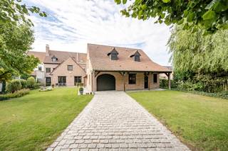 <p>Mooi gelegen, in het centrum van Aalbeke: charmante karaktervolle grote herenwoning met uitweg achteraan (3 garages). <br /><br />Indeling gelijkvloers: ruime inkomhal met apart toilet, gezellige lichtrijke leefruimte met open haard, grote volledig geïnstalleerde keuken met aansluitend een 2de leefruimte/eetplaats, verder is er nog een kelder (droog) en een handige wasplaats.<br />1ste verdieping: apart toilet, 3 zeer ruime slaapkamers en een badkamer. Op de 2e verdieping is er een grote zolder met mogelijkheid tot 2 à 3 extra kamers.<br /><br />In het bijgebouw vinden we 3 garages en een ruime zolder. <br /><br />TROEVEN: 20 zonnepanelen, GUNSTIG EPC, veel parkeerplaats, mooi aangelegde tuin. <br /><br />meer info of plan je bezoek: info@immobeguin.be</p>