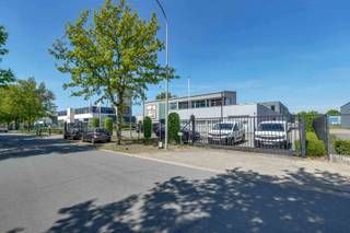 Op een strategische locatie in de industriezone van Zwartberg, vlak bij de E313, bevindt zich dit instapklare en multifunctionele industriepand...