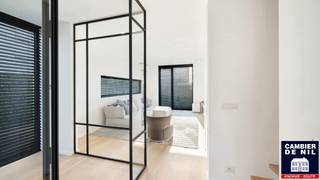 Centraal gelegen te Knokke, 3-gevelwoning hedendaagse architectuur (Bouwjaar 2014).Indeling : inkomhal met vestiaire en toilet. Veel lichtinval in...