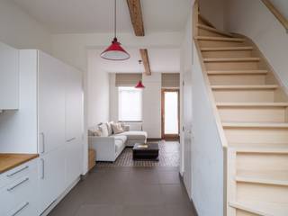 <strong>Instapklare stadswoning (EPC B) met twee volwaardige slaapkamers, rustig gelegen in een charmant 19de-eeuws woonerf nabij de Coupure.</strong><br /><br />Deze gerenoveerde woning is gelegen in een charmant 19de-eeuws woonerf met een karakteristieke binnenkoer en een uitgesproken historische en gezeliige sfeer. Het autoluwe karakter zorgt voor een aangename rust en geborgenheid, met de Coupure op wandelafstand en het stadscentrum op wandelafstand. <br /><br />De woning onderging een totaalrenovatie (met vergunning) met respect voor haar karakter én met aandacht voor hedendaags wooncomfort. De praktische indeling, aangename lichtinval en warme uitstraling maken er een bijzonder fijne stadswoning van.<br /><br />Zowel de voorgevel als het dak werden geïsoleerd en de verwarming gebeurt via een condenserende gaswandketel. Met een EPC B-label, een conforme elektrische keuring en een asbestveilig asbestattest is deze woning volledig instapklaar en toekomstgericht. Bovendien werd de woning integraal voorzien van hoogkwalitatieve zonnewering.<br /><br />De woning biedt veel wooncomfort. Zo combineert deze woning het praktische gemak van een appartement met de privacy en zelfstandigheid van een eigen woning, zonder vaste gemeenschappelijke kosten.<br /><br />Ideale starterwoning of voor ouders van studerende kinderen.<br /><br /><strong>Een karaktervolle en zorgeloze stadswoning op een rustige, haast verborgen locatie nabij de Coupure.</strong><br /><br />Voor meer informatie, mail naar info@carloeggermont.be