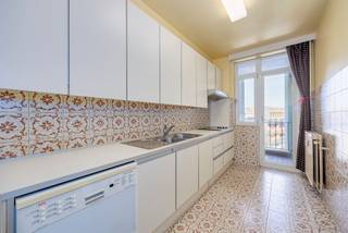 <p><span>In de </span><span>Morckhovenlei 25</span><span> in </span><span>Borgerhout</span><span>, staat dit aangenaam </span><span>3 slaapkamer appartement te koop</span><span> vlakbij het </span><span>Rivierenhof</span><span>. Gelegen op de </span><span>vierde verdieping</span><span> in een verzorgd </span><span>gebouw met lift</span><span>. </span></p><p><span> </span></p><p><span>Met een </span><span>bewoonbare oppervlakte van ca. 119m²</span><span> geniet je van een ruime indeling, 3 slaapkamers, een lichte leefruimte, aparte keuken, een badkamer met inloop douche en dubbele lavabo. Het appartement is netjes onderhouden en </span><span>instapklaar</span><span>, maar biedt tegelijk de mogelijkheid om het volledig naar je eigen smaak te moderniseren.</span></p><p><span> </span></p><p><span> </span></p><p><span>Indeling:</span></p><p><span> </span></p><p><span>- Gelegen op de vierde verdieping</span></p><p><span>- Inkomhal met ingemaakte vestiaire kasten</span></p><p><span>- Zeer lichte en ruime woonkamer (ca. 34 m²) met open haard</span></p><p><span>- Gesloten ingerichte keuken, voorzien van alle moderne comfort</span></p><p><span>- Gezellig terras dat grenst aan de keuken</span></p><p><span>- Slaapkamer 1</span></p><p><span>- Slaapkamer 2</span></p><p><span>- Slaapkamer 3</span></p><p><span>- Badkamer met inloop douche en dubbele lavabo</span></p><p><span>- Privatieve berging en gemeenschappelijke fietsenstalling op de gelijkvloers</span></p><p><span>- Ruime garagebox (bijna 1,5 plaats groot, optioneel aan te kopen voor 30.000 EUR)</span></p><p><span> </span></p><p><span> </span></p><p><span>Troeven:</span></p><p><span> </span></p><p><span>- Ruime leefruimte</span></p><p><span>- 3 Volwaardige slaapkamers</span></p><p><span>- Uitstekende ligging</span></p><p><span>- Op wandelafstand van het Rivierenhof</span></p><p><span>- Gunstig EPC label B</span></p><p><span> </span></p><p><span> </span></p><p><span>Ben jij geïnteresseerd in dit appartement in Borgerhout, ben je op zoek naar ander vastgoed of wens je de waarde van jouw eigendom te kennen? Dan ben je bij BOLT immo aan het juiste adres! Wij helpen jou graag verder.</span><span> </span></p><p><span> </span></p>