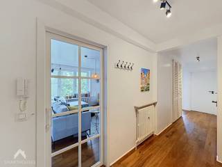 <p>Ready to move? Dit prachtig gerenoveerde appartement is helemaal mee met zijn tijd en combineert een trendy uitstraling met verrassend veel ruimte. Gelegen op de tweede verdieping en vlot bereikbaar via lift of trap.</p>
<p>De inkomhal vormt het centrale punt en geeft toegang tot alle ruimtes. De grote, lichtrijke leefruimte is dé eyecatcher, met een gezellige zithoek, aparte eethoek en leuk zicht op het terras. De open, volledig geïnstalleerde keuken sluit hier naadloos op aan en beschikt over extra inbouw/opbergruimte.</p>
<p>Verder zijn er 2 ruime slaapkamers, waarvan 1 met rechtstreekse toegang tot het 2de terras. Er is een aparte bureau/hobbyruimte en een stijlvolle badkamer met inloopdouche en lavabo. Een gastentoilet, extra bergruimte in de kelder en een praktische wasvoorziening maken het plaatje compleet. En dan dat terras? Perfect voor een koffietje in de ochtend, een aperitiefje na het werk of een gezellige avond met vrienden.</p>
<p>Extra: garagebox afzonderlijk bij te kopen aan een richtprijs van €30.000.</p>
<br />Extra troeven<br /><br />
<ul>
<li>EPC B</li>
<li>parket vloer</li>
<li>bewonersparking vooraan</li>
<li>gemeenschappelijke fietsenstalling</li>
<li>instapklaar</li>
<li>kelderberging</li>
<li>topligging</li>
</ul>
Deze woning is te koop ZONDER makelaar via het concept van Smart Houses. Wenst u verdere inlichtingen of een bezoek? Contacteer rechtstreeks de eigenaar via 0476/83.33.97 of 0494/29.06.69 of appartement.sintandries@gmail.com