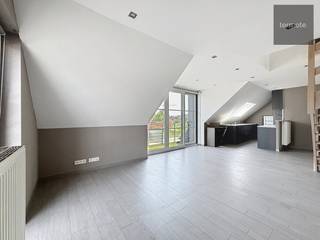In het volle centrum van Zulte, treffen we deze recente, ruime penthouse op de 2e en 3e verdieping.Het appartement omvat op de 2e verdieping :...