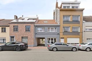 <p>Welkom in de Polderstraat te Knokke-Heist! Dit op te frissen opbrengsteigendom ligt op een rustige locatie, vlak bij winkels, openbaar vervoer en op wandel afstand van het strand.<br /><br /></p>
<p><strong>Indeling:</strong></p>
<p>Het gebouw bestaat uit twee aparte woonentiteiten: een gelijkvloers appartement met één slaapkamer en een ruime duplex met twee slaapkamers en twee badkamers. Beide units beschikken over individuele nutsvoorzieningen.</p>
<p>Kortom: een instapklare investering met stabiel rendement op topligging aan zee!<br /><br /></p>
<p><strong>Troeven:</strong></p>
<p><span>✔</span> Twee aparte appartementen (GLV + duplex)</p>
<p><span>✔</span> Gegeerde ligging nabij centrum en kust</p>
<p><span>✔</span> Interessant huurrendement<br /><br /></p>
<p><b>Pro forma bruto rendement bij huidige toestand van €1.600/maand: ca. 3,12%</b><b></b></p>
<p>Technische informatie: EK conform, gunstig EPC, individuele CV ketels, dubbele beglazing PVC en Aluminium</p>
<p><br />Interesse? Neem contact op via 0471 38 26 68 of lex@bauwensvastgoed.be voor meer info of een gratis waardebepaling.</p>
<p>Stedenbouwkundige inlichtingen in aanvraag.</p>